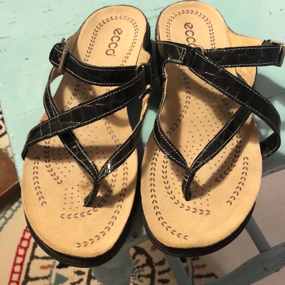 Ecco black patent leather strappy sandal